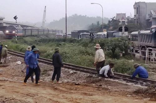 Tàu trật bánh, đường sắt Bắc-Nam tê liệt gần 10 giờ đồng hồ