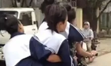 Xe máy đấu đầu ôtô, 3 người thương vong