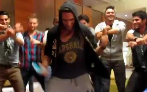 "Mỹ nam" Mr World cuồng nhiệt với điệu Gangnam Style