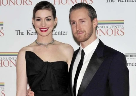 Ngắm Anne Hathaway cùng hôn phu dự tiệc