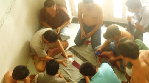 Tóm gọn 12 đối tượng đang say sưa sát phạt nhau