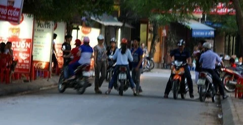 Phát hoảng khi qua khu "chặn đường, chèo kéo" ở Hà Nội