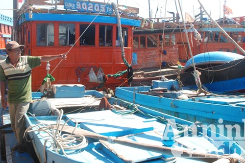 Đưa 2 ngư dân bị đánh trọng thương tại Hoàng Sa vào đất liền cấp cứu