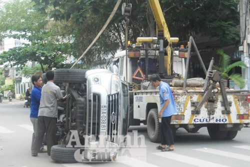 Ô tô 7 chỗ lật như phim sau tai nạn liên hoàn