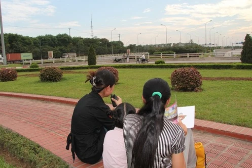 Phần 2: Hết "vào nghĩa địa" lại... "làm vũ nữ"