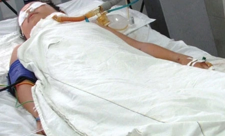 Bị "bồ nhí" xẻo tai "dằn mặt" vì tính trăng hoa