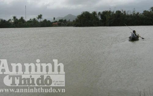 Dông, lốc “oanh tạc” hàng chục nhà dân và cơ sở sản xuất