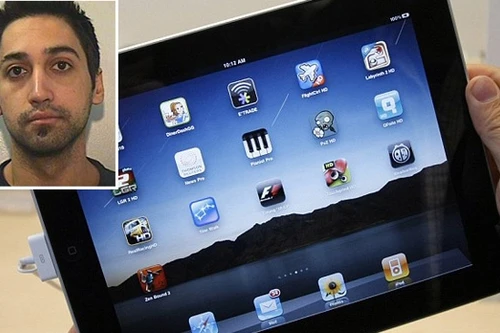 Dùng iPad để quay lại cảnh cưỡng hiếp nạn nhân