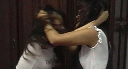 Đổ phân lên đầu tình địch để đánh ghen