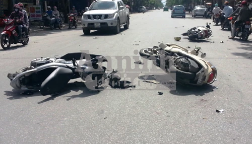 Tai nạn xe máy liên hoàn trên phố, 3 người bị thương