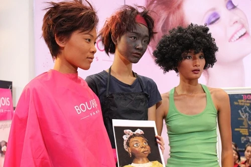 Thí sinh Next Top Model bị gọi là "con ma"