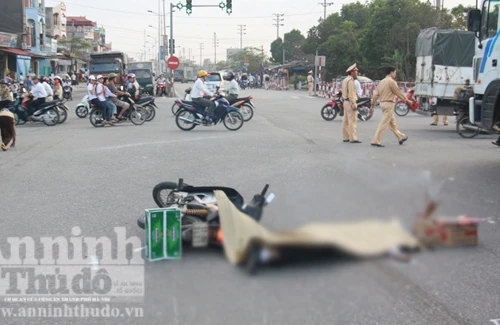 Bị xe tải đâm chết thảm khi đứng chờ đèn tín hiệu