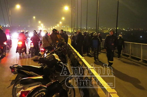 Một phụ nữ nhảy cầu tự tử lúc chập tối