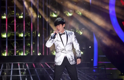 Hát "Khi người đàn ông khóc, Lý Hải bật khóc trên sân khấu