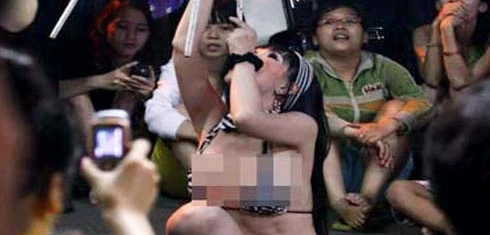 Trải lòng của người chuyển giới làm "tạp kỹ pêđê"