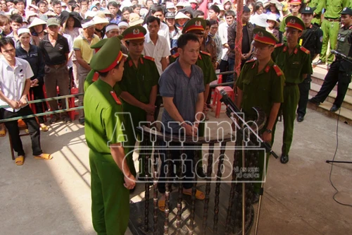 Nghi ngờ vợ ngoại tình, "ma men" tức giận đoạt mạng 3 người vô tội