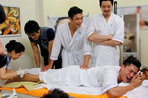 Nam thí sinh Next top cắn răng chịu đau để "tẩy lông"