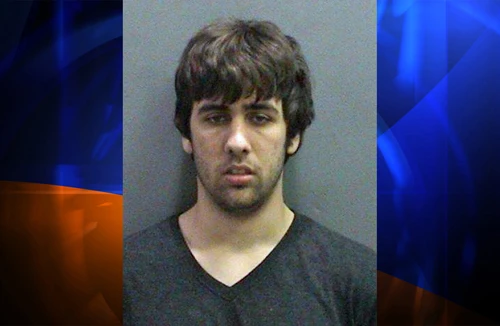 Nã súng điên cuồng, bắn chết bố mẹ và em trai