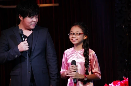 Quang Lê tặng micro giá 200 triệu đồng cho Phương Mỹ Chi