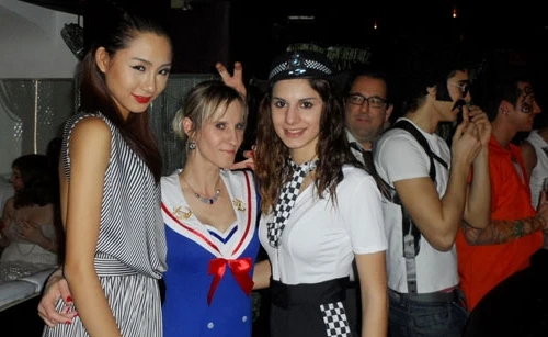 Trà My hòa nhập với thí sinh Top Model WorldWide 