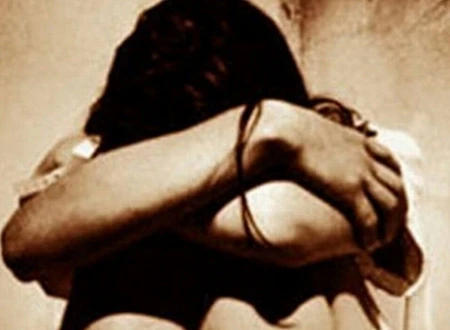 Bàng hoàng phát hiện con gái 15 tuổi có thai