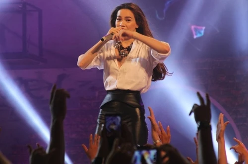 Hồ Ngọc Hà cuồng nhiệt với vũ điệu nóng bỏng