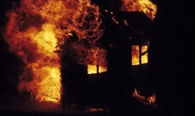 Mua dầu hỏa, mùn cưa đốt nhà người tình vì mâu thuẫn