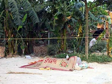 Người đàn ông say rượu ngủ quên, chết rét bên đường