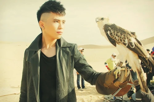 Nhóm 365 gây "sốc" vì chơi với trăn và thân với đại bàng