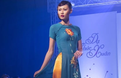 Quán quân Mai Giang khoe sắc với áo dài xuân