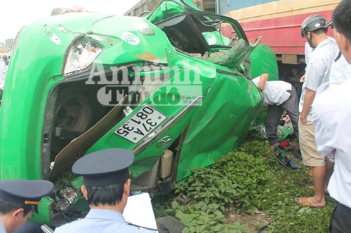 Băng qua đường ngang dân sinh, taxi bị tàu hỏa tông nát