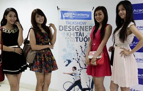 Thí sinh Miss Teen rủ nhau học làm phim Hollywood 