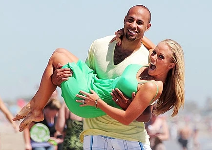 "Sao" đón hè trên bãi biển