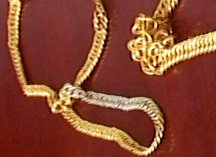 "Nữ quái" trộm dây chuyền của người tình trong lúc "mây mưa"