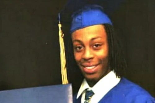 Bị còng 2 tay sau lưng, tên tội phạm vẫn nổ súng tự sát