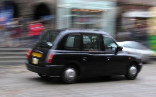 Cướp ngân hàng tẩu thoát bằng taxi chờ bên ngoài