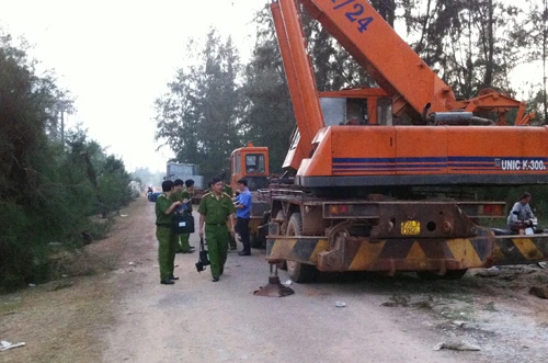 Một phụ xe chết thảm vì cần cẩu vướng dây điện