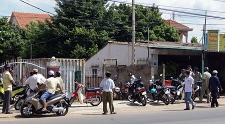 Đại gia chết bất thường trước cửa nhà vệ sinh