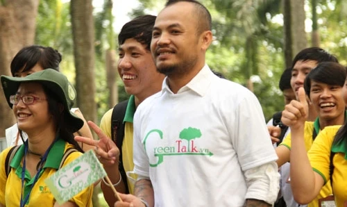 Thí sinh và HLV Giọng hát Việt đạp xe vì người khuyết tật