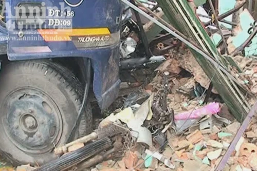 Ô tô húc sập quán ăn, 4 người bị thương