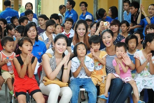 Trẻ em khuyết tật vui đón Trung thu cùng hoa hậu Ngọc Hân