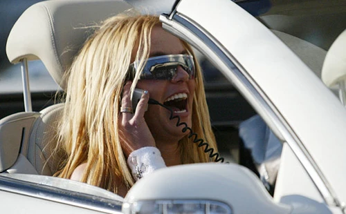 Nữ giới có xu hướng dùng đồ công nghệ nhiều hơn khi lái xe 