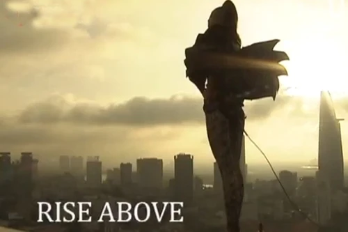 Thí sinh Next top mạo hiểm "treo" mình trên nóc tòa nhà 27 tầng