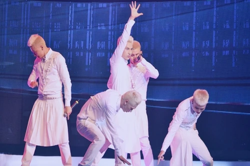 "Học trò cưng" của Ngô Thanh Vân gây náo loạn vì tóc "bạch kim"