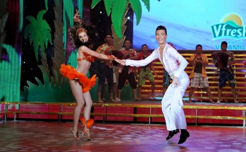 Anh Thư "ngược dòng" ngoại mục với trang phục sexy