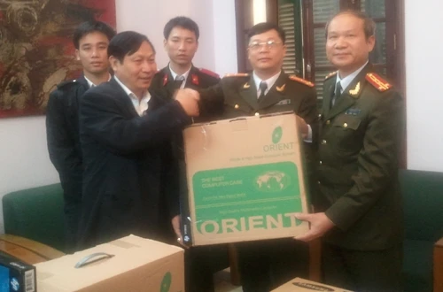 Báo ANTĐ tặng máy tính cho khối xây dựng lực lượng