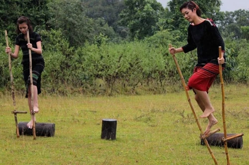 Thí sinh Next top model "khập khiễng" trên chiếc cà kheo