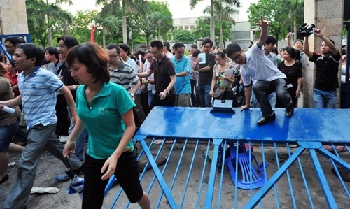 Xôn xao clip nhạc chế: Phụ huynh xô đổ cổng trường xin học