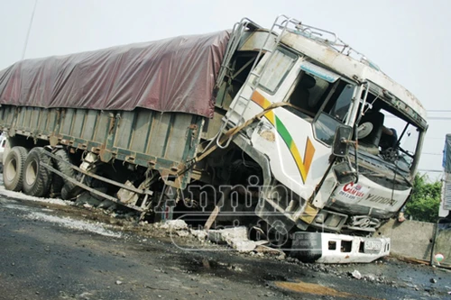 Xe tải nổ lốp gây náo loạn quốc lộ 1A