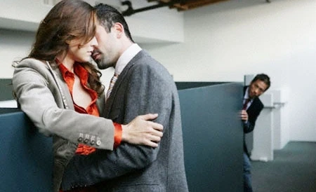 Ghen hộ con trai, bố chồng quyết "bắt sống" con dâu ngoại tình